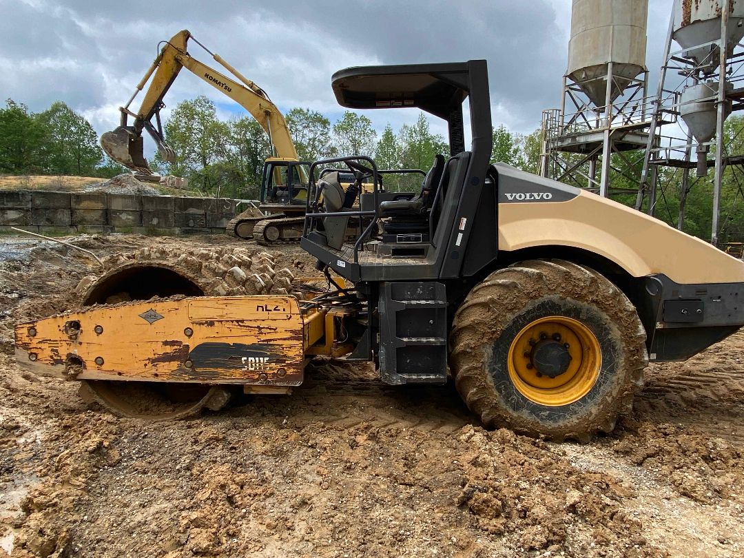 2014 VOLVO SD115 - Image 3